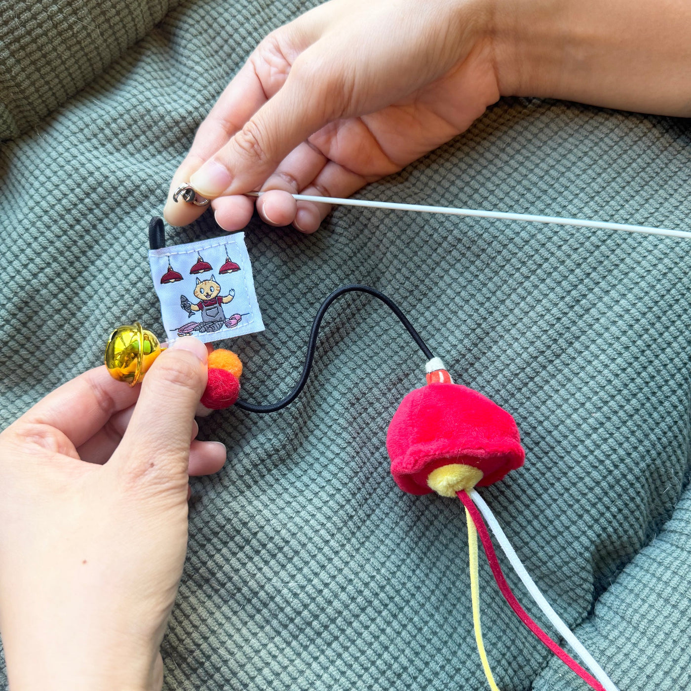 Meow_紅色街市燈逗貓棒