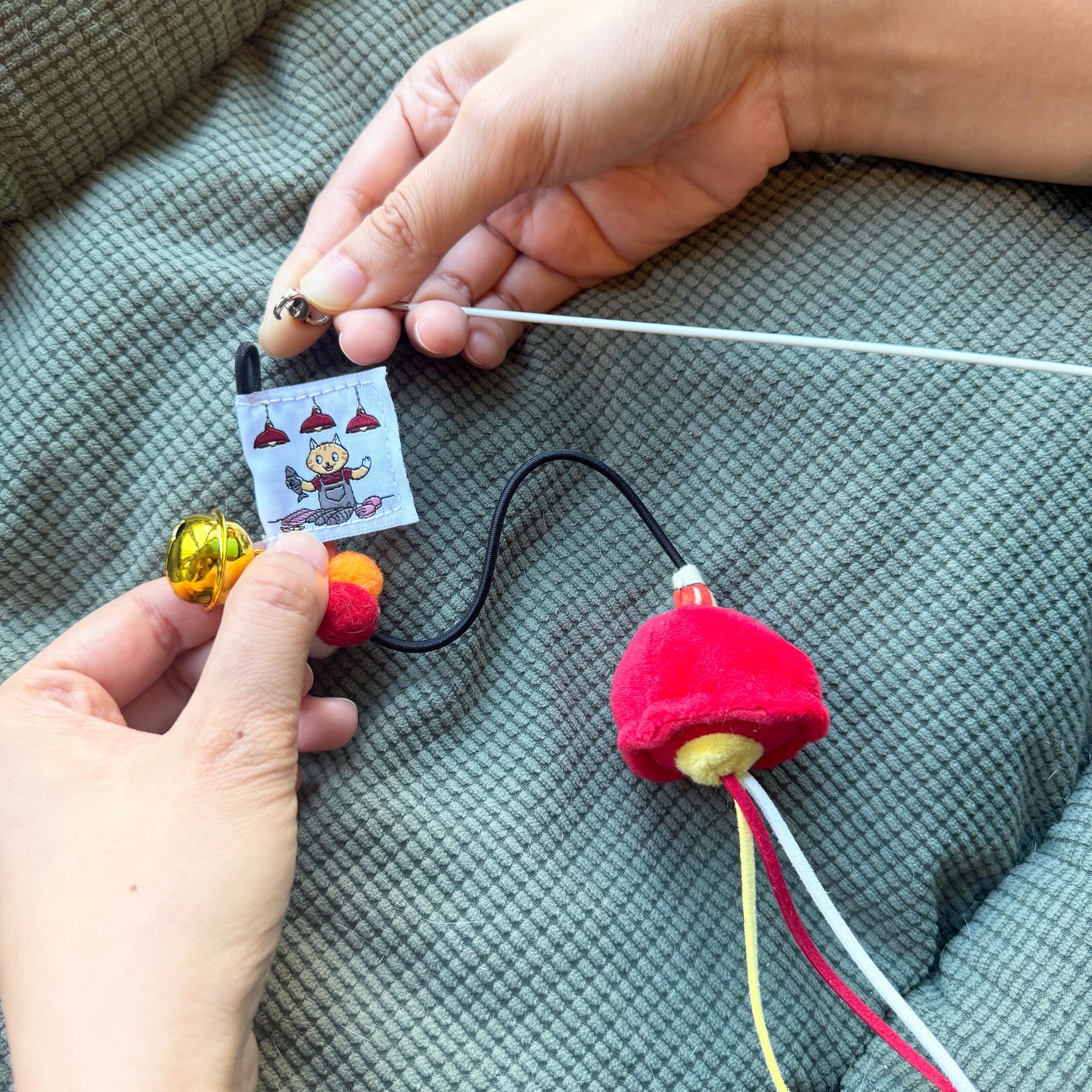 Meow_紅色街市燈逗貓棒